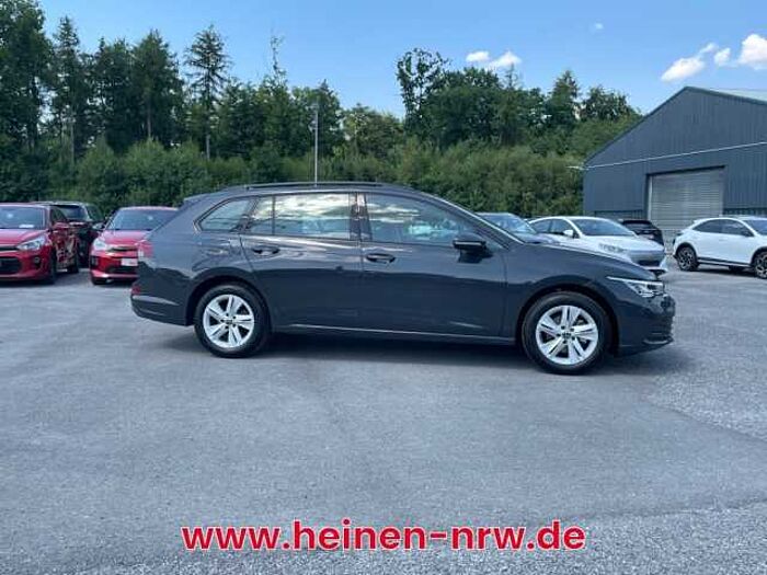 Volkswagen Golf VIII Variant 1.5 eTSI DSG Life NAV AHK SHZ