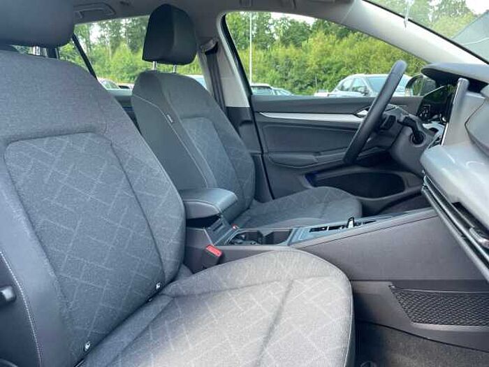 Volkswagen Golf VIII Variant 1.5 eTSI DSG Life NAV AHK SHZ