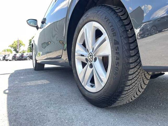 Volkswagen Golf VIII Variant 1.5 eTSI DSG Life NAV AHK SHZ