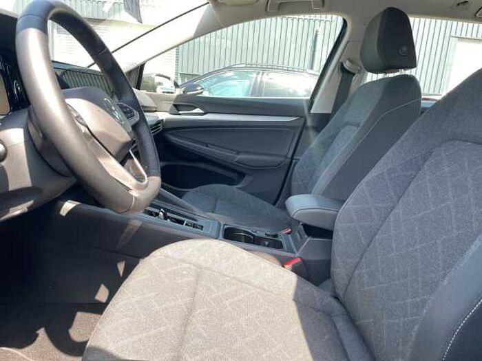 Volkswagen Golf VIII Variant 1.5 eTSI DSG Life NAV AHK SHZ