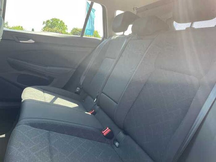 Volkswagen Golf VIII Variant 1.5 eTSI DSG Life NAV AHK SHZ