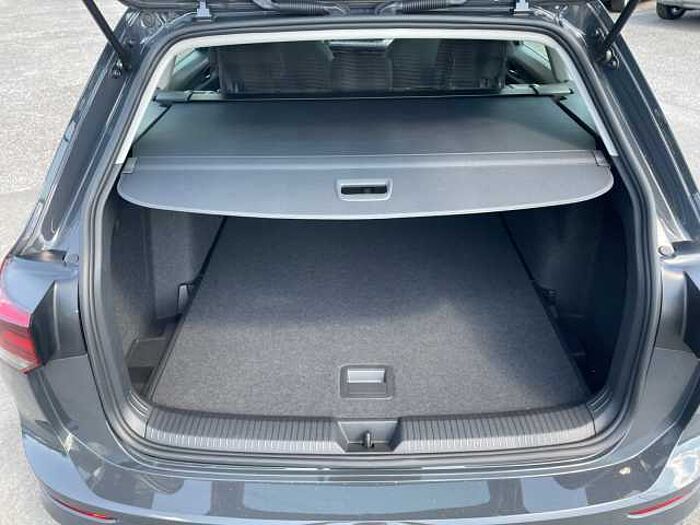 Volkswagen Golf VIII Variant 1.5 eTSI DSG Life NAV AHK SHZ