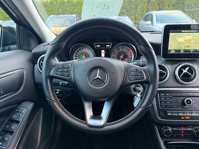 Mercedes-Benz GLA 200 Urban Score SHZ+Kam. +LM+PDC+ParkAss+Xenon
