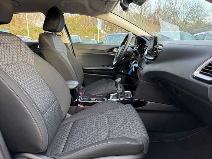 Kia ceed 1.4 T-GDI Spirit NAVI-PAKET BI-LED 17Z-ALU cee'd