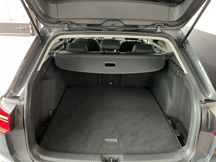 Volkswagen Golf VIII Variant 2.0 TDI DSG Life LED+NAVI+AHK