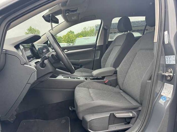 Volkswagen Golf VIII Variant 2.0 TDI Life DSG NAVI LED AHK