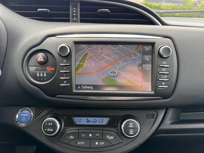 Toyota Yaris 1.5 Team D Navi+Fernlichtass. +Kam. +KeyLess