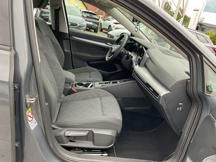 Volkswagen Golf VIII Variant 2.0 TDI DSG Life NAVI LED AHK